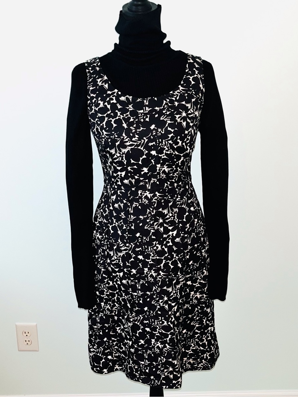 Vintage 90s Ann Taylor 100% Silk Black White Floral Fit & Flare - best fits 00P